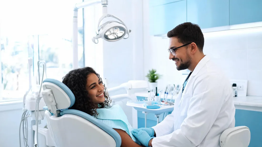 Paciente sorrindo em atendimento odontológico em consultório moderno
