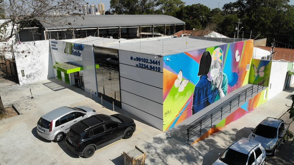 Fachada e mural da Unidade Itavuvu do Grupo IMED, em Sorocaba